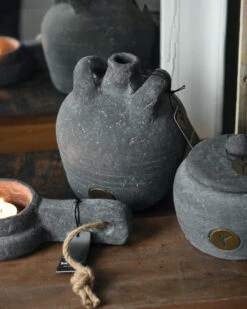 Aardewerk Kruikje Met Twee Oren En Smalle Tuit, Brynxz -Mode-Woondecoratiewinkel aardewerk kruikje met twee oren en smalle tuit brynxz 5