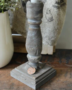 Kandelaar Vergrijst Met Vierkante Voet -Mode-Woondecoratiewinkel be uniq kandelaar vergrijst met vierkante voet 3