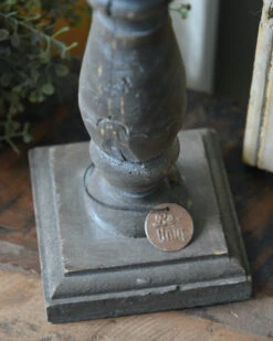 Kandelaar Vergrijst Met Vierkante Voet -Mode-Woondecoratiewinkel be uniq kandelaar vergrijst met vierkante voet 7