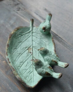 Blad Met 3 Vogeltjes Als Schaaltje In Antiek Turkoois -Mode-Woondecoratiewinkel blad met 3 vogeltjes als schaaltje in antiek turkoois 3