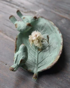 Blad Met 3 Vogeltjes Als Schaaltje In Antiek Turkoois -Mode-Woondecoratiewinkel blad met 3 vogeltjes als schaaltje in antiek turkoois 7