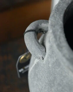 Bolle Kruik Pot Met Twee Oren En Brede Kraag, Majestic Brynxz -Mode-Woondecoratiewinkel bolle kruik pot met twee oren en brede kraag majestic brynxz 2