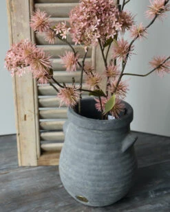 Bolle Vaas Met Ribbel Reliëf En Dichte Oortjes Majestic, Brynxz -Mode-Woondecoratiewinkel bolle vaas met ribbel relief en dichte oortjes majestic brynxz 2