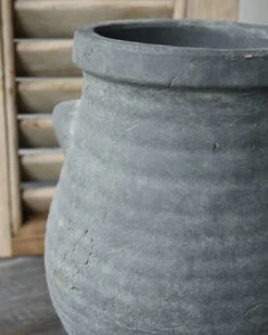 Bolle Vaas Met Ribbel Reliëf En Dichte Oortjes Majestic, Brynxz -Mode-Woondecoratiewinkel bolle vaas met ribbel relief en dichte oortjes majestic brynxz 4