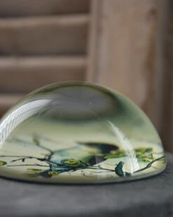 Brocante Glazen Halve Bol Vogel Op Tak, Groot -Mode-Woondecoratiewinkel brocante glazen halve bol vogel op tak groot 5