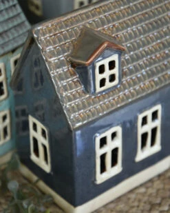 Mode-Woondecoratiewinkel -Mode-Woondecoratiewinkel donker blauwe engelse cottage met dakkapel ib laursen 1