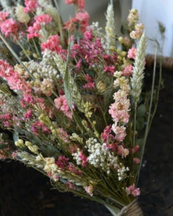 Droogbloem Toef In Pastel Roze, Een Vleugje Wit En Groen -Mode-Woondecoratiewinkel droogbloem toef in pastel roze een vleugje wit en groen 6