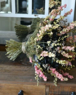 Droogbloemen Biedermeier Met Hortensia's En Riddersporen -Mode-Woondecoratiewinkel droogbloemen biedermeier met hortensia s en riddersporen 3