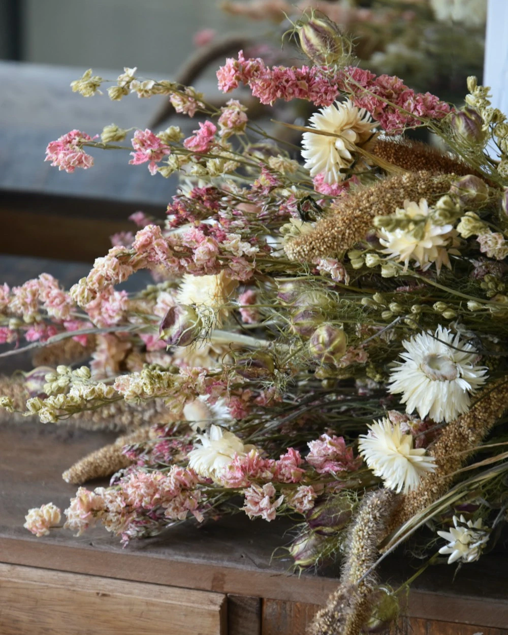 Droogbloemen boeket in zachte naturel tinten roze en crème Droogbloemen Boeket In Zachte Naturel Tinten Roze En Crème -Mode-Woondecoratiewinkel droogbloemen boeket in zachte naturel tinten roze en creme 2