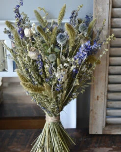 Mode-Woondecoratiewinkel -Mode-Woondecoratiewinkel droogbloemen boeket met hortensia en kogeldistels groen blauw 1