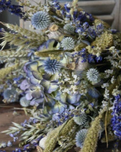 Droogbloemen Boeket Met Hortensia En Kogeldistels Groen Blauw 4 Droogbloemen Boeket Met Hortensia En Kogeldistels Groen Blauw -Mode-Woondecoratiewinkel droogbloemen boeket met hortensia en kogeldistels groen blauw 2