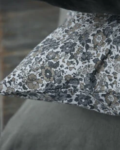 Gebloemde Kussenhoes Met Grijze En Taupe Bloemen, IB Laursen 3 Gebloemde Kussenhoes Met Grijze En Taupe Bloemen, IB Laursen -Mode-Woondecoratiewinkel gebloemde kussenhoes wit met grijze en taupe bloemen ib laursen 1