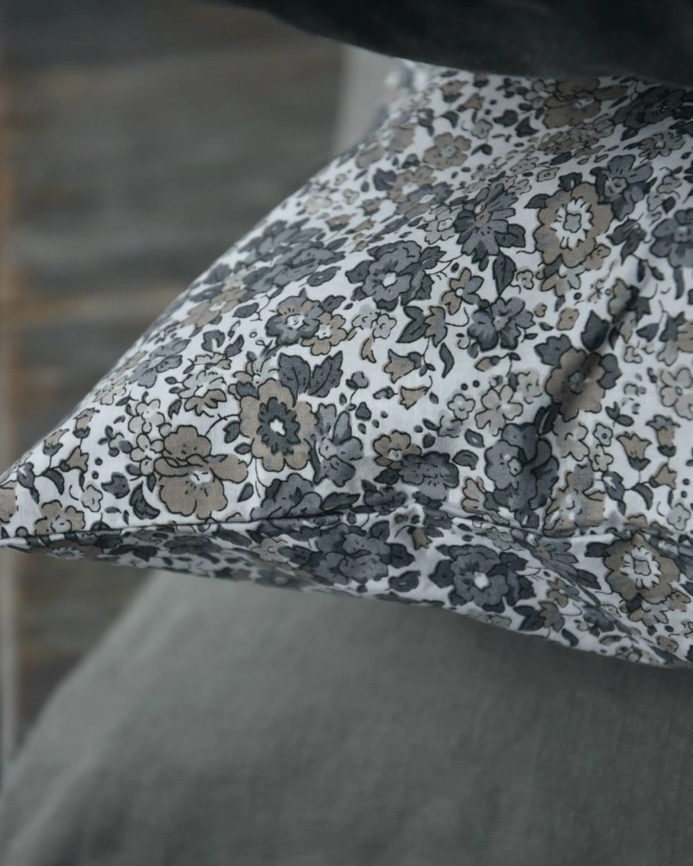 Gebloemde kussenhoes met grijze en taupe bloemen, IB Laursen Gebloemde Kussenhoes Met Grijze En Taupe Bloemen, IB Laursen -Mode-Woondecoratiewinkel gebloemde kussenhoes wit met grijze en taupe bloemen ib laursen 1