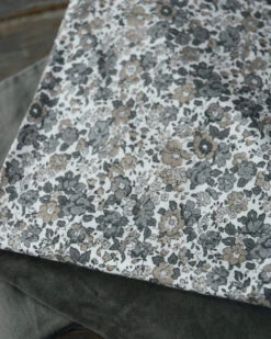 Gebloemde Kussenhoes Met Grijze En Taupe Bloemen, IB Laursen 4 Gebloemde Kussenhoes Met Grijze En Taupe Bloemen, IB Laursen -Mode-Woondecoratiewinkel gebloemde kussenhoes wit met grijze en taupe bloemen ib laursen 2