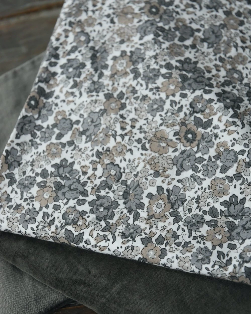 Gebloemde kussenhoes met grijze en taupe bloemen, IB Laursen Gebloemde Kussenhoes Met Grijze En Taupe Bloemen, IB Laursen -Mode-Woondecoratiewinkel gebloemde kussenhoes wit met grijze en taupe bloemen ib laursen 2