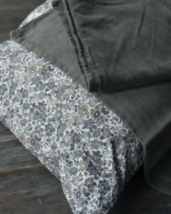 Gebloemde Kussenhoes Met Grijze En Taupe Bloemen, IB Laursen 5 Gebloemde Kussenhoes Met Grijze En Taupe Bloemen, IB Laursen -Mode-Woondecoratiewinkel gebloemde kussenhoes wit met grijze en taupe bloemen ib laursen 3