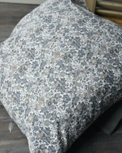 Gebloemde Kussenhoes Met Grijze En Taupe Bloemen, IB Laursen 6 Gebloemde Kussenhoes Met Grijze En Taupe Bloemen, IB Laursen -Mode-Woondecoratiewinkel gebloemde kussenhoes wit met grijze en taupe bloemen ib laursen 4