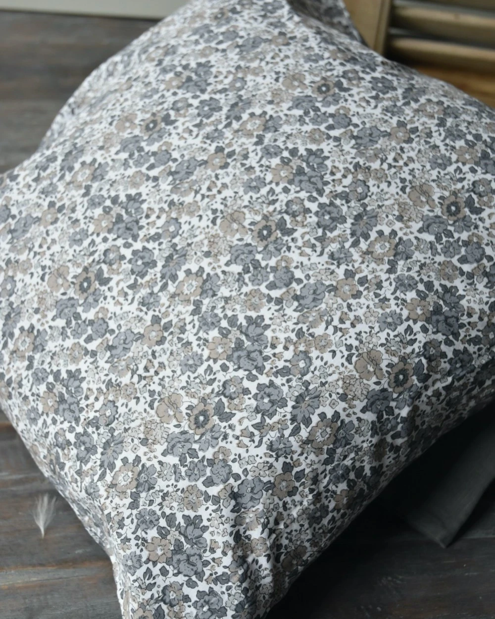 Gebloemde kussenhoes met grijze en taupe bloemen, IB Laursen Gebloemde Kussenhoes Met Grijze En Taupe Bloemen, IB Laursen -Mode-Woondecoratiewinkel gebloemde kussenhoes wit met grijze en taupe bloemen ib laursen 4
