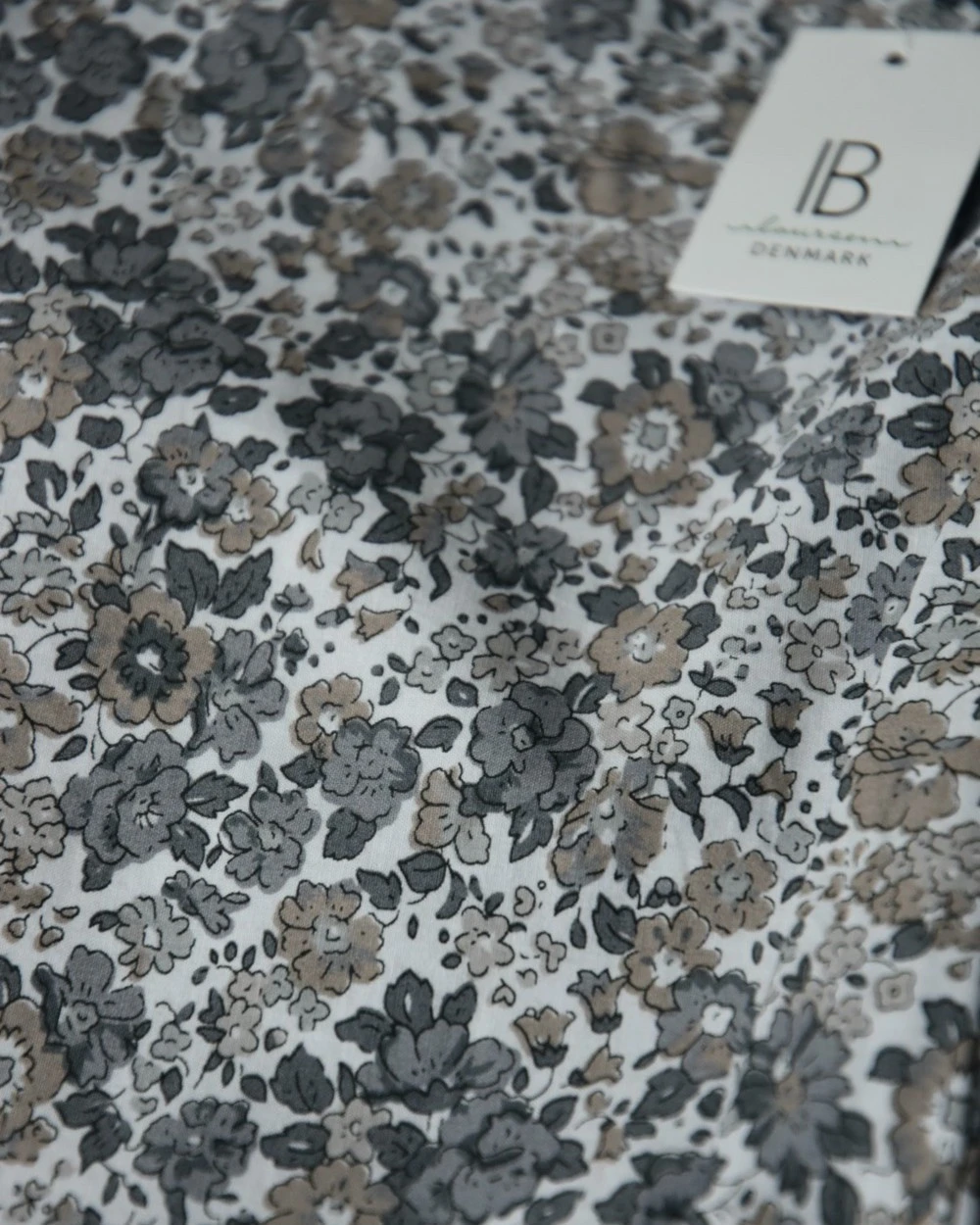 Gebloemde kussenhoes met grijze en taupe bloemen, IB Laursen Gebloemde Kussenhoes Met Grijze En Taupe Bloemen, IB Laursen -Mode-Woondecoratiewinkel gebloemde kussenhoes wit met grijze en taupe bloemen ib laursen 5