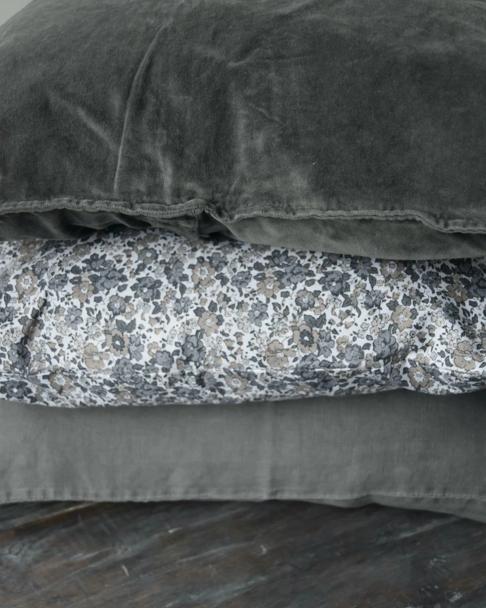 Gebloemde kussenhoes met grijze en taupe bloemen, IB Laursen Gebloemde Kussenhoes Met Grijze En Taupe Bloemen, IB Laursen -Mode-Woondecoratiewinkel gebloemde kussenhoes wit met grijze en taupe bloemen ib laursen 6