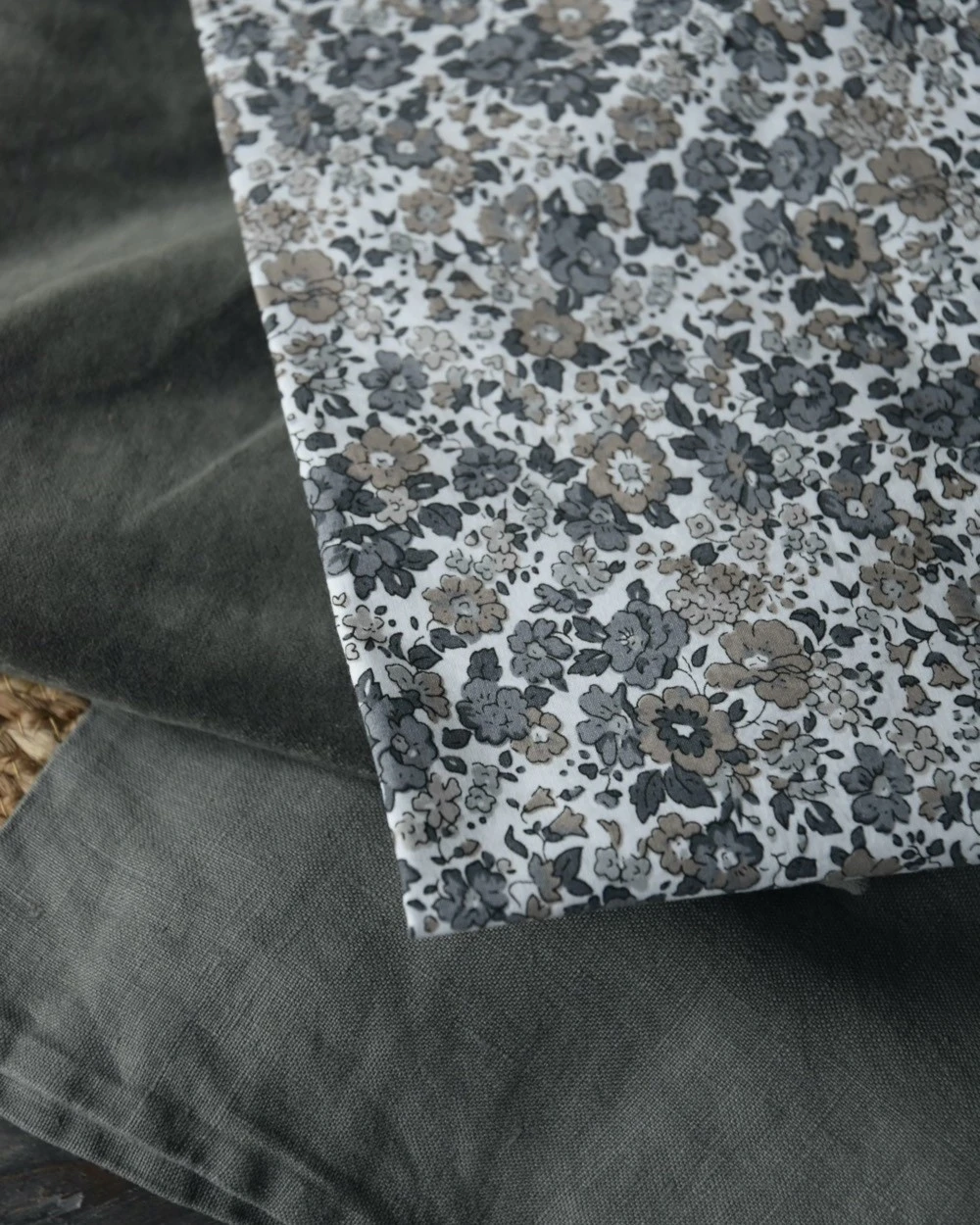 Gebloemde kussenhoes met grijze en taupe bloemen, IB Laursen Gebloemde Kussenhoes Met Grijze En Taupe Bloemen, IB Laursen -Mode-Woondecoratiewinkel gebloemde kussenhoes wit met grijze en taupe bloemen ib laursen 7