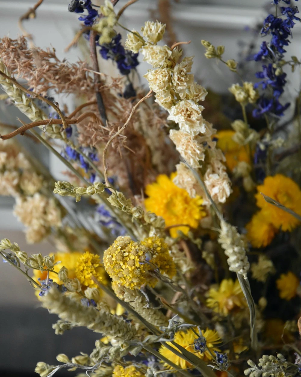 Gelaagd droogbloemen boeket naturel geel blauw groen Gelaagd Droogbloemen Boeket Naturel Geel Blauw Groen -Mode-Woondecoratiewinkel gelaagd droogbloemen boeket naturel geel blauw groen 2