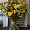 Gemengd Droogbloemen Biedermeier Boeket In Geel Wit En Groen -Mode-Woondecoratiewinkel gemengd droogbloemen biedermeier boeket in geel wit en groen