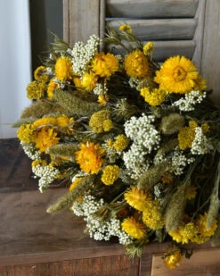 Gemengd Droogbloemen Biedermeier Boeket In Geel Wit En Groen -Mode-Woondecoratiewinkel gemengd droogbloemen biedermeier boeket in geel wit en groen 2