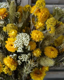 Gemengd Droogbloemen Biedermeier Boeket In Geel Wit En Groen -Mode-Woondecoratiewinkel gemengd droogbloemen biedermeier boeket in geel wit en groen 3