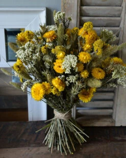 Gemengd Droogbloemen Biedermeier Boeket In Geel Wit En Groen -Mode-Woondecoratiewinkel gemengd droogbloemen biedermeier boeket in geel wit en groen 4