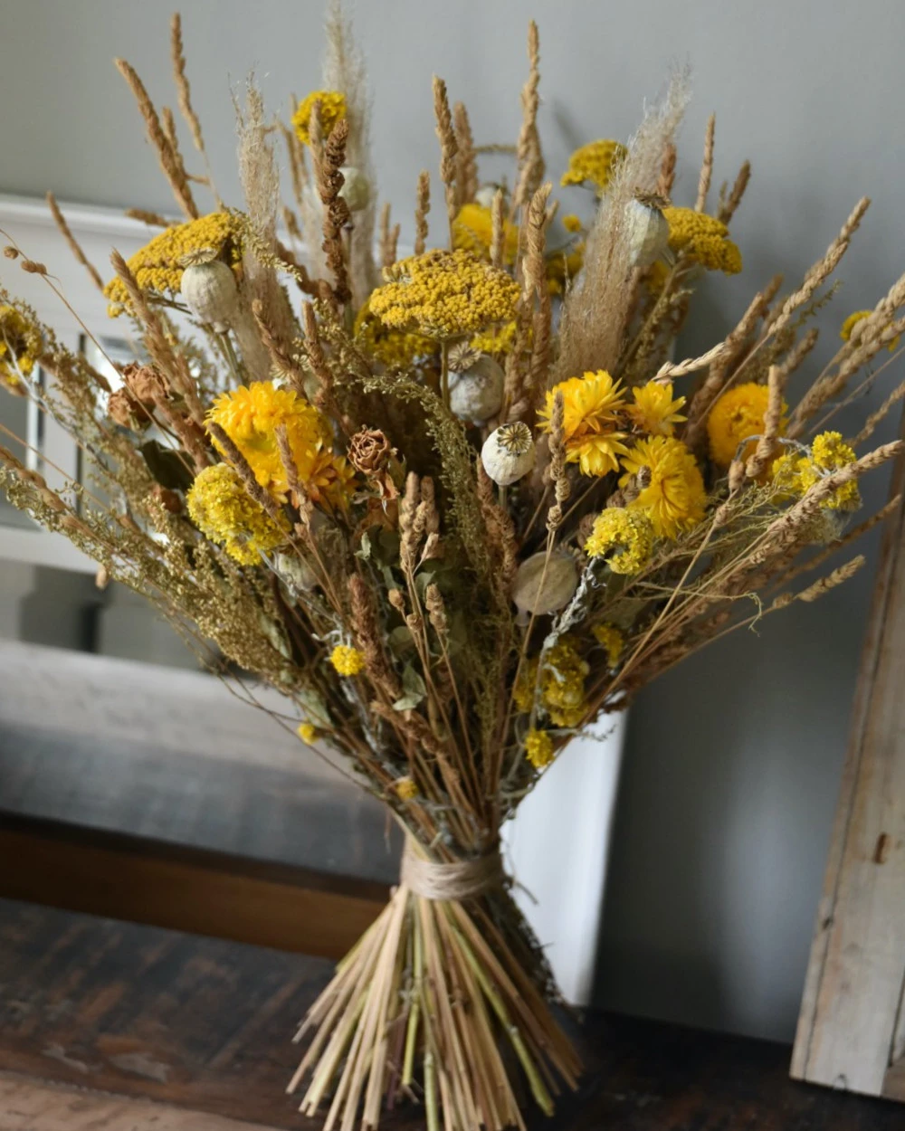 Gemengd droogbloemen boeket gelaagd in naturel geel Gemengd Droogbloemen Boeket Gelaagd In Naturel Geel -Mode-Woondecoratiewinkel gemengd droogbloemen boeket gelaagd in naturel geel 1