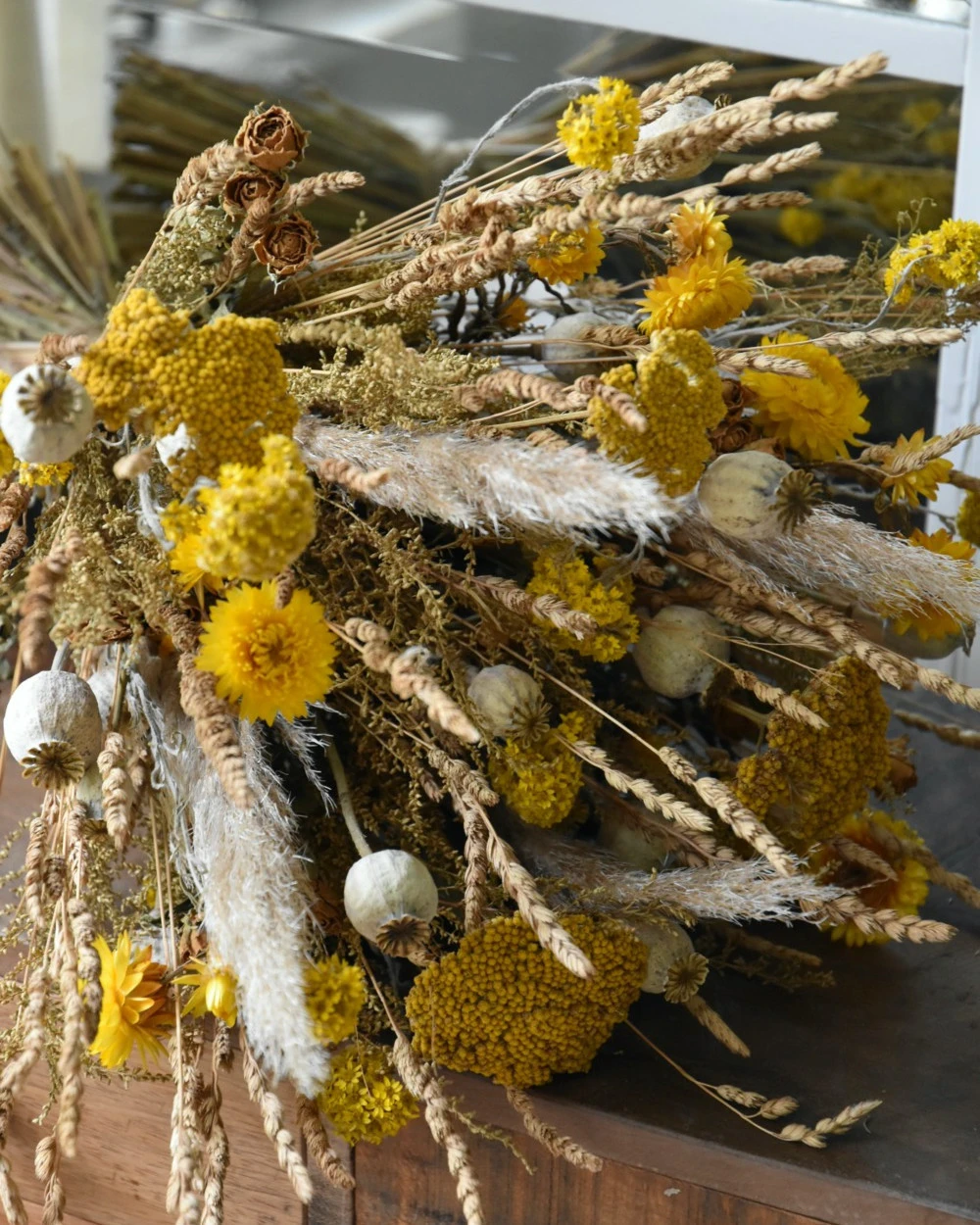 Gemengd droogbloemen boeket gelaagd in naturel geel Gemengd Droogbloemen Boeket Gelaagd In Naturel Geel -Mode-Woondecoratiewinkel gemengd droogbloemen boeket gelaagd in naturel geel 6