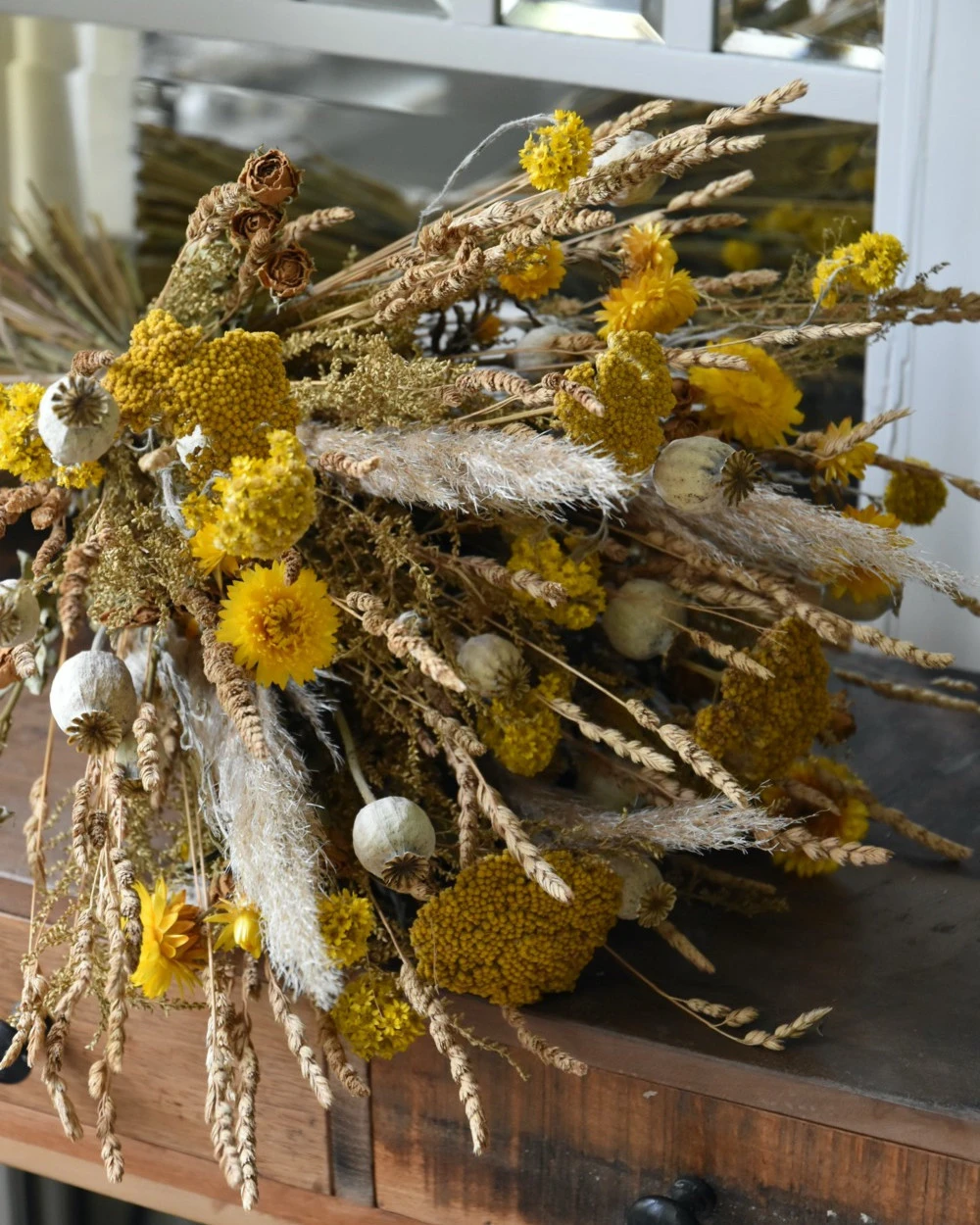 Gemengd droogbloemen boeket gelaagd in naturel geel Gemengd Droogbloemen Boeket Gelaagd In Naturel Geel -Mode-Woondecoratiewinkel gemengd droogbloemen boeket gelaagd in naturel geel