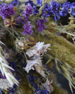 Gemengd Droogbloemen Boeket In Naturel Groen Lila En Blauw -Mode-Woondecoratiewinkel gemengd droogbloemen boeket in naturel groen lila en blauw 2