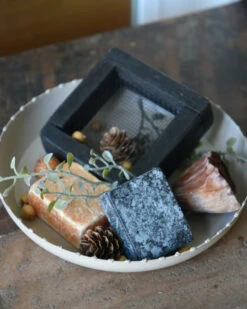 Geur-set Twee Amber Blokjes Met Schaaltje, Rasp En Decoratie -Mode-Woondecoratiewinkel geur set twee amber blokjes met schaaltje rasp en decoratie 2