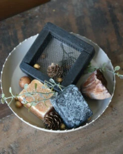 Geur-set Twee Amber Blokjes Met Schaaltje, Rasp En Decoratie -Mode-Woondecoratiewinkel geur set twee amber blokjes met schaaltje rasp en decoratie 4