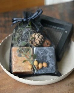 Geur-set Twee Amber Blokjes Met Schaaltje, Rasp En Decoratie -Mode-Woondecoratiewinkel geur set twee amber blokjes met schaaltje rasp en decoratie 5