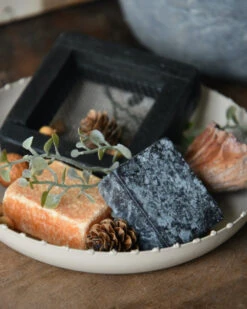 Geur-set Twee Amber Blokjes Met Schaaltje, Rasp En Decoratie -Mode-Woondecoratiewinkel geur set twee amber blokjes met schaaltje rasp en decoratie 6