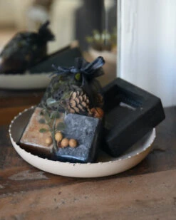 Geur-set Twee Amber Blokjes Met Schaaltje, Rasp En Decoratie -Mode-Woondecoratiewinkel geur set twee amber blokjes met schaaltje rasp en decoratie 7