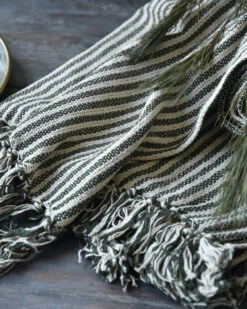 Geweven Sprei Olijfgroen Gebroken Wit Gestreept Met Kwastjes, IB Laursen -Mode-Woondecoratiewinkel geweven sprei olijfgroen gebroken wit gestreept met kwastjes ib laursen 2