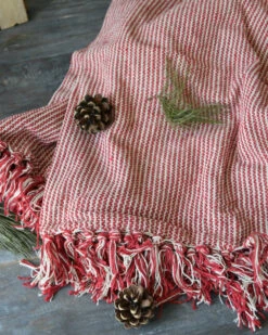 Geweven Woonkleed/ Sprei Gebroken Wit Met Fijne Rode Strepen, IB Laursen -Mode-Woondecoratiewinkel geweven woonkleed sprei gebroken wit met fijne rode strepen ib laursen 1 2