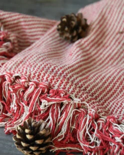 Geweven Woonkleed/ Sprei Gebroken Wit Met Fijne Rode Strepen, IB Laursen -Mode-Woondecoratiewinkel geweven woonkleed sprei gebroken wit met fijne rode strepen ib laursen 1 4