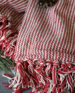 Geweven Woonkleed/ Sprei Gebroken Wit Met Fijne Rode Strepen, IB Laursen -Mode-Woondecoratiewinkel geweven woonkleed sprei gebroken wit met fijne rode strepen ib laursen 1 6