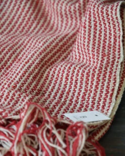 Geweven Woonkleed/ Sprei Gebroken Wit Met Fijne Rode Strepen, IB Laursen -Mode-Woondecoratiewinkel geweven woonkleed sprei gebroken wit met fijne rode strepen ib laursen 1 7