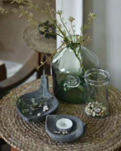 Glazen Apothekers Fles In Het Groen Met Embleem Klein, IB Laursen -Mode-Woondecoratiewinkel glazen apothekers fles in het groen met embleem groot ib laursen 1