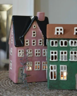 Mode-Woondecoratiewinkel -Mode-Woondecoratiewinkel groen pakhuis nyhavn theelicht met lichte ramen en dakkapellen ib laursen 1