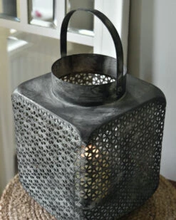 Groot Metalen Windlicht Met Weefpatroon En Hengsel, Vierkant -Mode-Woondecoratiewinkel groot metalen windlicht met weefpatroon en hengsel vierkant 2