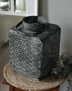 Groot Metalen Windlicht Met Weefpatroon En Hengsel, Vierkant -Mode-Woondecoratiewinkel groot metalen windlicht met weefpatroon en hengsel vierkant 3