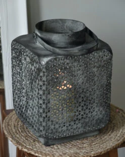 Groot Metalen Windlicht Met Weefpatroon En Hengsel, Vierkant -Mode-Woondecoratiewinkel groot metalen windlicht met weefpatroon en hengsel vierkant 5