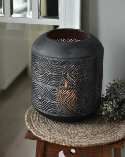 Groot Rond Metalen Windlicht Met Sierlijk Glooiend Gaatjes Patroon -Mode-Woondecoratiewinkel groot rond metalen windlicht met sierlijk gaatjes patroon 2